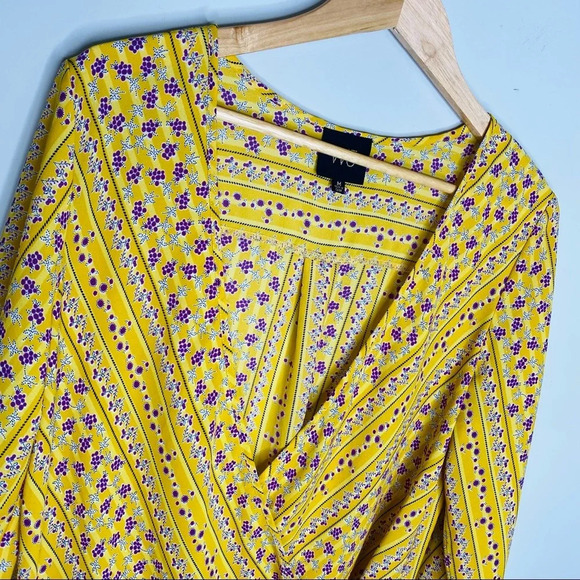 W5 Gold Yellow Floral Boho Surplice Blouse Women’s Size Medium - Picture 2 of 9